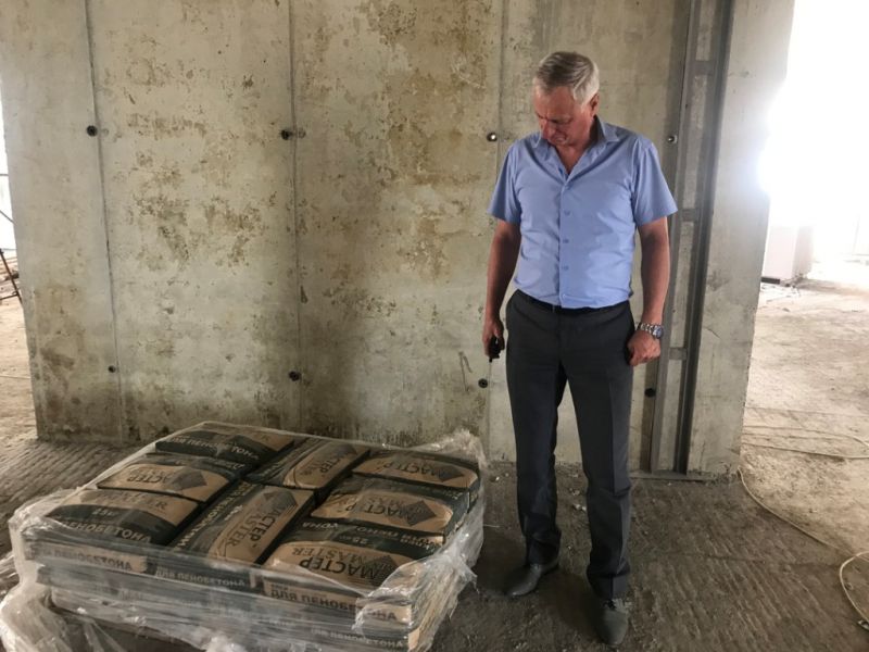 Василий Недзельский проверил ход строительства детского сада и школы в Симферопольском районе